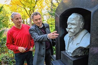 Als das Miramar in Chemnitz noch ein Schloss war: Erinnerung an einen prominenten Ururgroßvater - Die restaurierte Büste von Friedrich Bernhard Beyreuther auf dem Chemnitzer Schloßfriedhof steht auf einem Granitsockel im Familiengrab. Hans-Joachim Höhne (l.) hat die Gipsbüste im Auftrag Christian Wolffs, einem Ururenkel Beyreuthers, überarbeitet. 