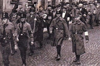 Als das Reichenbacher Volkshaus zur Folterhölle wurde - Der Pflastersteinmarsch im März 1933. Das Foto entstand Am Graben.