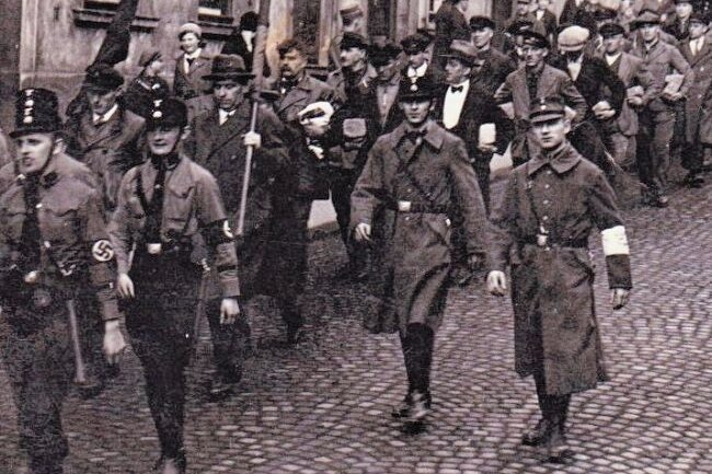 Als das Reichenbacher Volkshaus zur Folterhölle wurde - Der Pflastersteinmarsch im März 1933. Das Foto entstand Am Graben. 