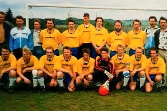 Als der David vom Dorf alle überraschte - Die Mannschaft des FSV Weischlitz II, des Pokalschrecks von 1996: hinten von links Lutz Härtl, Thilo Rahm, Frank Ebner, Andreas Linke, Detlev Zschäck, Marek Reichmann, Mario Rössel, Bernd Rösler, Gerald Trampel, Uwe Kaiser, Trainer Rainer Taubald, vorn von links Andreas Fischer, Mario Baumgärtel, Berthold Kraus, Steffen Reber, Frank Oelsner, Uwe Schmidt, Mario Rudisch, Berko Thiele und Heiko Espig. 
