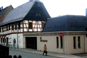 Als der Krieg fast vorbei war: Bomben fielen auf vogtländische Stadt - Der Förderverein des Stadtmuseums lädt zu einem Vortrag ein.