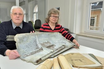 Als der Luftkrieg Hainichen erreichte - Zeitgeschichte zum Anfassen: Ein Wrackteil des abgestürzten deutschen Jagdflugzeuges wird heute bei Angela Brehm (r.) im Stadtarchiv aufbewahrt. Es stammt von Manfred Kiese (l.) aus Hainichen. Seine Mutter hatte es im April 1945 von der Absturzstelle mit nach Hause genommen.