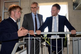 Als der Ministerpräsident in den Abgrund blickte - Vogtländisches Feuerwehrzentrum eingeweiht - Kreisbrandmeister Gerd Pürzel (links) präsentierte Ministerpräsident Michael Kretschmer (rechts) und Innenminister Armin Schuster den Übungsturm.