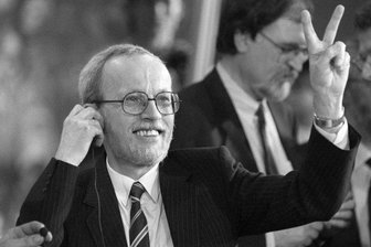 Als der Osten den Westen wählte - Sieg! CDU-Chef Lothar de Maizière freut sich am Wahlabend mit dem Victory-Zeichen.
