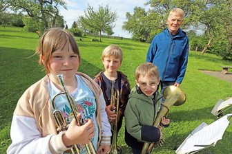 Als der Pfarrer noch allein trompetete: Posaunenchor Großschirma wird 100 Jahre alt - Gemeinsam mit Andreas Reinsch (r.) üben Sarah, Felix und Fabian (v. l.) fleißig, um einmal im Posaunenchor Großschirma zu spielen.