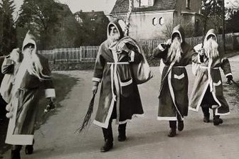 Als der Rotkittel erstmals bescherte - Dieses Weihnachtsmannfoto wurde vor 35 Jahren in Jocketa aufgenommen.