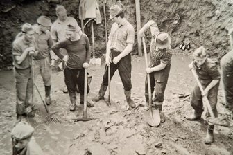 Als der Stadtwald in Oederan zur erzgebirgischen Springerhochburg wurde - Schnappschuss von den Schanzen-Erbauern Anfang der 1950er-Jahre in Oederan.