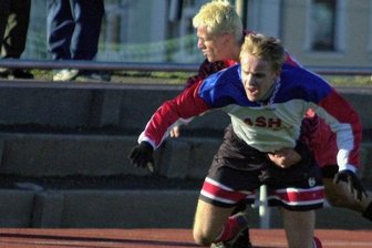 Als der WM-Schiri selbst vom Platz flog - 20. November 2000: Der für den VfB Annaberg spielende Szymon Marciniak (v.) wird vom Rochlitzer René Loose am Durchbruch gehindert. 1:1 endete die Partie, 5:1 gewannen die Erzgebirger das Rückspiel in der Muldestadt am 27.Mai 2001. Beim Abpfiff stand der Pole nicht mehr auf dem Feld - er flog laut Spielbericht "wegen Meckerns und einem Nachhaken-Foul" kurz vorm Ende mit Gelb/Rot vom Platz. 22 Jahre später entschied der Pole über ähnliche Situationen - beim Weltmeisterschaftsfinale.