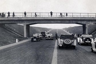 Als deutsche Straßen zu Autobahnen wurden - 16 Meter breit, in jeder Richtung eine Fahr- und eine Überholspur - die "Kraftwagenstraße" sollte dem starken Autoverkehr zwischen Köln und Bonn begegnen. 