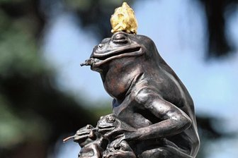 Als die Bronzefiguren vom Schulhof verschwanden: Prozess um Figurendiebstahl in Röhrsdorf beginnt - Auch die Figur "Froschkönig" war 2020 entwendet worden.