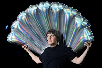 Als die DDR in Afrika eine Textilfabrik baute: Erinnerungen nicht nur an Tansania - Angelika Waniek ging in ihrem performativen Stück "Bevor dieses Jahr um ist, werden wir Baumwolle spinnen" dem Bau einer Textilfabrik mit Hilfe der DDR in Tansania nach.