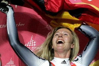 Als die Emotionen überschwappten -  Sylke Otto jubelt nach ihrem Olympiasieg 2006 in Turin. Die Ausnahmerodlerin war außerdem viermal Welt- und dreimal Europameisterin, erkämpfte 37 Triumphe im Weltcup sowie drei Gesamterfolge. 