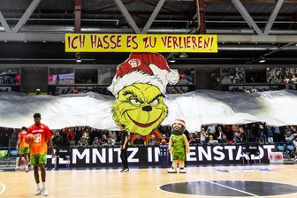 Als die Fans den Grinch verjagten: Die Hinrundenbilanz der Niners Chemnitz - Nach dieser starken Choreografie der Chemnitzer Fans gab es die böse Klatsche. Mit 88:123 verloren die Niners gegen Bonn. Doch danach passierte etwas in der Mannschaft - und daran hatten auch die Fans großen Anteil.