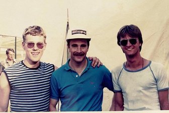 Als die Formel 1 erstmals im Ostblock Station machte - Schnappschuss aus dem Jahr 1986: Formel 1-Pilot Nigel Mansell (Mitte) mit dem Autor (links) und Schulfreund Uwe Holland-Moritz.