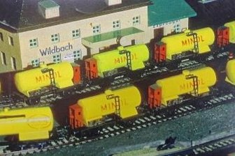 Als die letzten Firmen volkseigen wurden - Tankwaggons aus Besenstielen.