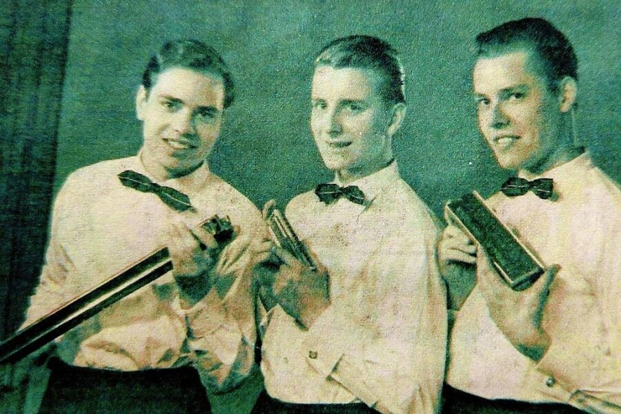 Als die Mundharmonika-Trios den Ton angaben: Musik-Schatz jetzt im Zwotaer Museum - Dietmar Hummel (Mitte) vor mehr als 60 Jahren mit den Brüdern Manfred (links) und Wolfgang Spuhn - das Berliner Trio Resona.