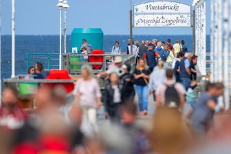 Als die Mutter fotografieren wollte: Kind stürzt von Seebrücke auf Usedom -