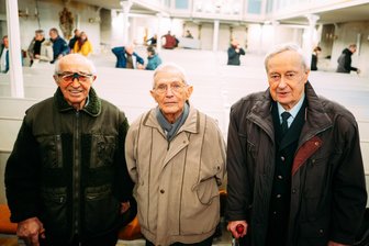 „Als die Namen der Toten verlesen wurden, fingen die Frauen an zu schreien“: Großolbersdorf 80 Jahre nach den Bomben - Sie haben den Zweiten Weltkrieg und das damit verbundene Leid der Menschen noch hautnah miterlebt: Gottfried Haase, Erhard Zenker und Siegfried Haase (v. l. n. r.).