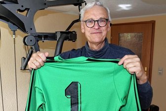 Als die Stasi bei der Zwickauer Aufstellung mitredete - Das für damalige Verhältnisse sehr auffällige Torhüterdress erinnert Peter Nahlowsky bis heute an das Freundschaftsspiel im Westen 1977. Es war eines von mehreren Geschenken eines Baunataler Spielers.