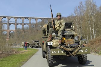 Als die US-Truppen im April 1945 ins Vogtland kamen: So dramatisch waren die letzten Kriegstage in der Region - Mit dem sogenannten „Liberty Convoy“ wurde 2010 im Vogtland an die Ankunft der US-Armee 1945 erinnert.