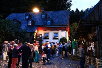 Als ein Bier noch 80 Pfennig kostete: Entertainer Gunther Emmerlich erinnert auf dem Riedelhof in Eubabrunn an andere Zeiten - Stimmungsvoll ging es auf dem Riedelhof Eubabrunn zu; Impression aus der Pause des Konzerts mit mit Gunther Emmerlich.