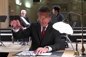 Als ein Brot 350 Mark kostete: Fernsehstar holt Erinnerungen an Blutsamstag in Freiberg zurück - Mit Episoden und Texten bekannter Autoren erinnerte Schauspieler Roman Knižka in der Freiberger Nikolaikirche in das deutsche Krisenjahr 1923 - die lokale Geschichte fand ihren Platz darin.