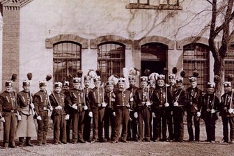 Als eine Petition der Bergleute das Gegenteil erreichte - Bergleute des Vertrauenschachtes in ihrem Berghabit (um 1890).