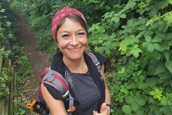 Als erste Frau im Ziel? Plauenerin wird nach 171 Kilometern beim Kölnpfad gefeiert - Kurz vor Schluss: Christin Ziehr ist hier nach 170 Kilometern wohlauf. Im Ziel wurde sie nicht nur von ihrer Familie freudig begrüßt.
