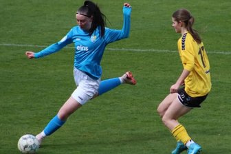 Als erste Frau in Mittelsachsen: Ex-Fußballerin des Chemnitzer FC kickt jetzt bei den Männern - Hier spielte Amy Preußler noch im Dress der Himmelblauen, bei der Partie gegen den 1. FC Fortuna Dresden II in der Landesliga.