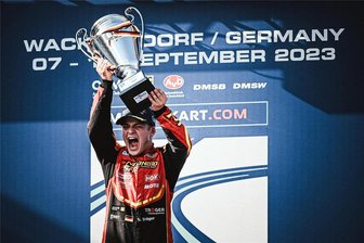 Als erster Deutscher: Vogtländer Niels Tröger wird Kart-Weltmeister - Im Vorfeld der Rennen im bayrischen Wackersdorf galt Niels Tröger nicht als Favorit in seiner Klasse. Doch am Ende triumphierte der 21-Jährige im Feld der insgesamt 119 Starter und konnte den Siegerpokal holen.