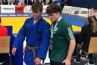 Als erster Obervogtländer: Oelsnitzer Judoka bei Europapokal für Deutschland am Start - Leonard Stöhr (links) in Berlin auf den Weg zur Tatami mit Landestrainer Frederik Jäde.