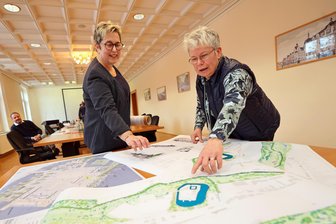 „Als erstes machen wir die Bäume weg“: Warum für die Landesgartenschau im Göltzschtal erst gerodet, dann gepflanzt wird - Landschaftsarchitektin Dagmar Badock (links) übernimmt die Laga-Projektleitung im Planungsteam. Ihr zur Seite steht Finanzerin Kerstin Richter.