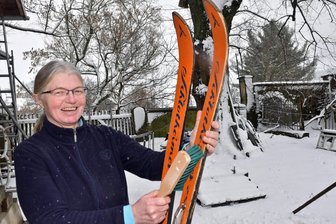 Als Erzgebirgerin Sieglinde als Siegfried von der Ski-Schanze flog - Für den Fototermin hat Sieglinde Eißmann in Gahlenz bei Oederan noch einmal die Langlaufski ihrer Jugend vom Boden geholt und staubt sie zünftig ab.