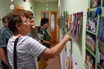 Als es 24 Kilo Südfrüchte auf Zuteilung gab: Falkenauer erinnern sich an frühere Kita-Tage - Zeitdokumente, Fotos, Spielzeug und Lehrmaterialien sind in der Kita „Falkennest“ im Flöhaer Ortsteil Falkenau ausgestellt und werden neugierig umringt.