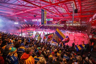 Als falscher Polizist Rentner betrogen: Ex-Profi der Eispiraten Crimmitschau muss sechs Jahre ins Gefängnis - Blick in das Kunsteisstadion im Sahnpark: Hier spielte Marvin T. in der Saison 2014/15 für die Eispiraten Crimmitschau.