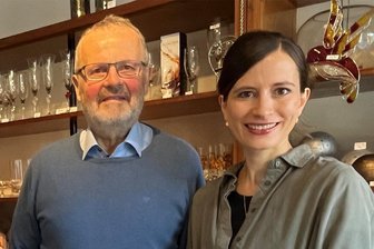 Als Familie durch dick und dünn: Juwelier aus Markneukirchen für Sächsischen Nachfolgepreis nominiert - Lisa Roth-Renz hat den Familienbetrieb Juwelier Alfred Curth Markneukirchen von ihrem Vater Matthias Roth übernommen - auch die seit 33 Jahren bestehende Geschenkestube Roth in Bad Brambach, deren Öffnungszeiten nun erweitert sind.