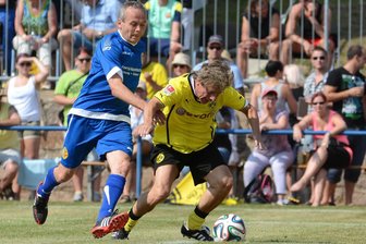 Als Frank Mill einen Elfmeter herausholte: Erinnerungen an den einzigen Auftritt eines deutschen Fußball-Weltmeisters in Lunzenau - Ein Schlitzohr, selbst bei Freundschaftsspielen: Frank Mill (r.) lässt sich in dieser Szene vor elf Jahren in Lunzenau im Zweikampf mit Olaf Hübner fallen und holt so einen Elfmeter heraus.