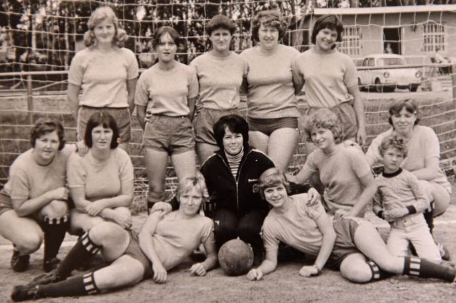 Als Fußball-Meisterinnen noch aus dem Örtchen Kühberg kamen - Die Annaberger Kreismeisterinnen im Fußball von 1976 aus Kühberg. Vorstopperin Heidrun Blaczik (hinten, 2. von rechts) und ihre Schwester Birgit (unten, links) waren dabei. 
