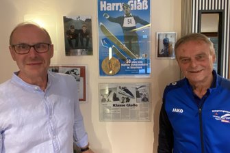 Als Garmisch zum Gletscher wurde und die Skisprung-Ossis bei der Vierschanzentournee privat bei Wessis wohnten - Harald Duschek (links) und Bernd Eckstein, Thüringer Haudegen, erzählten beim Legenden-Treffen im Klingenthaler Waldhotel Geschichten aus vergangenen Skisprungtagen.