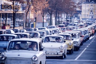 Als im Westen das Begrüßungsgeld knapp wurde: Prominente Zeitzeugen erinnern in Plauen an die Tage nach dem Mauerfall - Trabis in Hof zur Wendezeit. Das Foto ist am Samstag nach der Grenzöffnung (11. November 1989) in der Ernst-Reuter-Straße - der Hofer Stadtautobahn - unweit des Berliner Platzes entstanden.