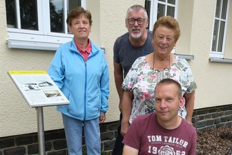 Als in Burkhardtsdorf die Bomben fielen: Tafeln vor historischen Gebäuden erzählen Geschichte - Mitglieder der Arbeitsgemeinschaft Ortschronik Burkhardtsdorf von links: Martina Hünlein, Wolfgang Marschner, Rosemarie Keller, davor Nico Hofmann.