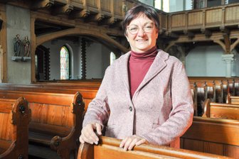 Als in dem Bauerndorf die Bevölkerungszahl explodierte: Hartmannsdorf feiert Kirchenjubiläum - Susanne Hintzsche ist seit drei Jahren Pfarrerin in Hartmannsdorf. Sie freut sich, dass nach Sanierungsarbeiten in der Hartmannsdorfer Kirche zum Jubiläum wieder der gesamte Kirchenraum genutzt werden kann.