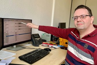 Als in Eppendorf die Gläser klirrten: Bergakademie Freiberg misst spürbares Beben - Falk Hänel, Seismologe am Institut für Geophysik Freiberg, zeigt den Ausschlag des Bebens.
