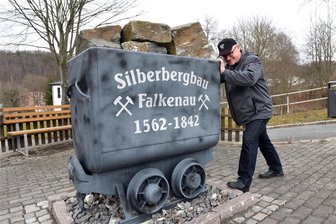 Als in Falkenau nach Silbererz gesucht wurde: Wie Mike Glöckner die alten Zeugnisse der Bergbaugeschichte bewahrt - Mike Glöckner begeistert sich für die Bergbaugeschichte, durch seine Initiative wurde im Ortszentrum ein Hunt aufgestellt.