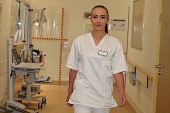 Als junge Pflegefachfrau am Krankenhaus in Zwickau: Wie sich Vorurteile in der Geriatrie auflösen - Seit Jahresbeginn auf der Geriatrie-Station des HBK Zwickau im Einsatz: Pflegefachfrau Enya Köbernick fühlt sich entgegen anfänglichen Vorbehalten sehr wohl an ihrem Arbeitsplatz.