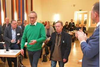 Als junger Mann erblindet - Ausgezeichneter dankt seiner Frau: „Sie macht das ganze Theater mit“ - Beifall im Kreistag für Thorsten Gruner, als Landkreis-Vertreter Volker Dietzmann ihn in Freiberg in den Saal führt.