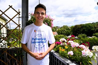 Als Junior-Botschafter in die USA: Für Lukas Lindner ist der Songtitel „Sweet home Alabama“ Programm - Lukas Lindner auf dem heimischen Balkon und voller Vorfreude auf ein Jahr USA.