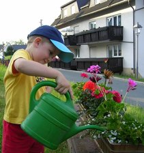 Willy Eberhart gießt den Blumenkasten 