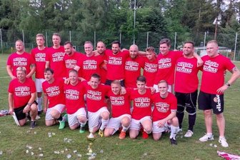 Als Kreisklassen-Meister jetzt in der "Champions League" am Ball - Das Meisterteam der 1. Fußball-Kreisklasse: Die Trainer Veit Zeuner (unten links) und Marcel Mehlhorn (rechts) haben mit der SpG Langenbach/Hartenstein den Aufstieg in die reformierte Kreisliga wahr gemacht. 