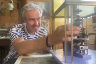 Als Künstler offen für verrückte Ideen - Robert Frenzel in seinem Element. Er baut an "Sein Auftritt", eine Mechanik bewegt endlos einen Kreisel. 